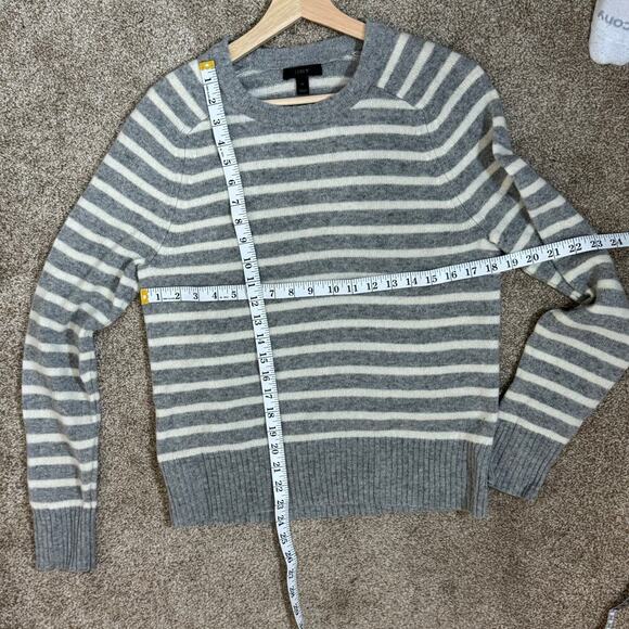 J. Crew Women’s Crewneck 100% Wool Gray White Stripe Medium Preppy Sweater - Picture 10 of 10